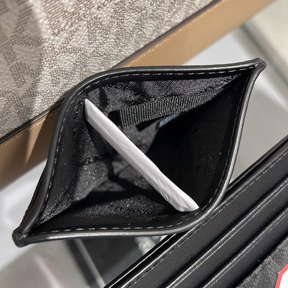 MICHAEL KORS MENS
Cooper Graphic Logo Tall Card Case
Style# 36S3LCOD2B
PINK 
NWT - Picture 11 of 16